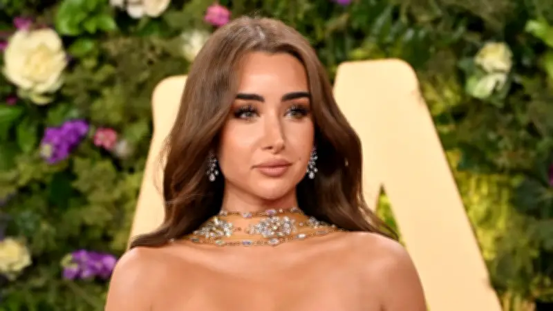 هنا الزاهد تبهر جمهورها بإطلالة صيفية جذابة داخل سيارتها صورة