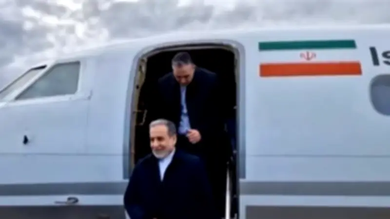 وزير الخارجية الإيراني يصل روسيا للقاء بوتين لبحث تطورات الحرب