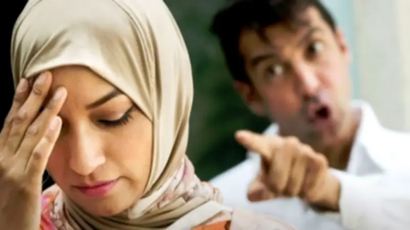 الإفتاء: لا يجوز للزوجة منع نفسها عن زوجها لتركه الصلاة