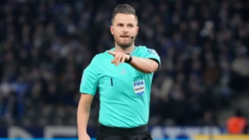 دانيال شلاجر حكم قمة الأهلي وبيراميدز.. سجل حافل بالبطاقات الحمراء