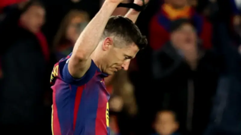 ليفاندوفسكي يجهل دوره مع برشلونة وسط جمود المفاوضات