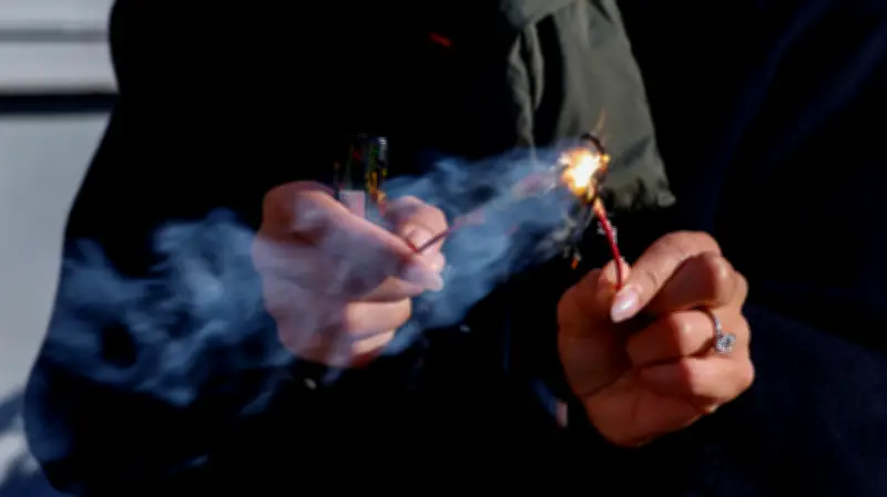 فوضى في فرنسا.. جماهير غاضبة تحرق لاعبًا بصاروخ ألعاب نارية