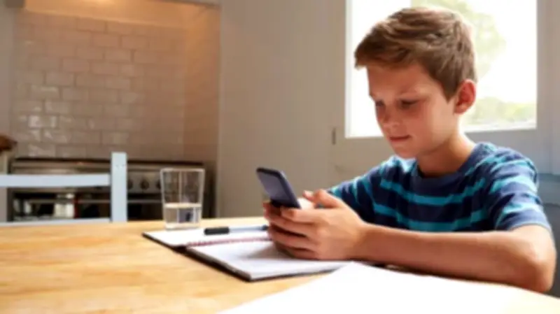 استخدام الهاتف بعد النوم مباشرة عادة تضر الأطفال نفسياً وسلوكياً
