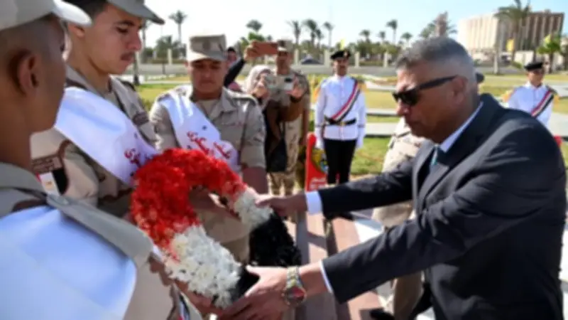 محافظ جنوب سيناء يضع إكليل الزهور على النصب التذكاري للجندي المجهول بطور سيناء