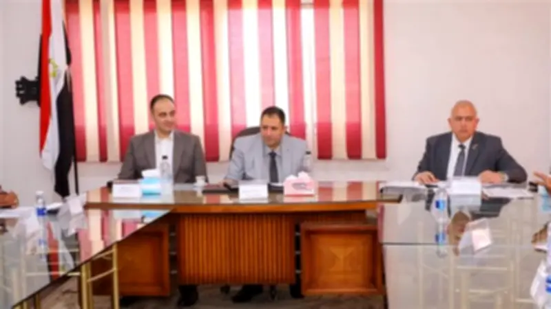 محافظ دمياط يلتقي أهالي كفر سعد في مبادرة المحافظ هيجيلك ويحل مشكلاتهم