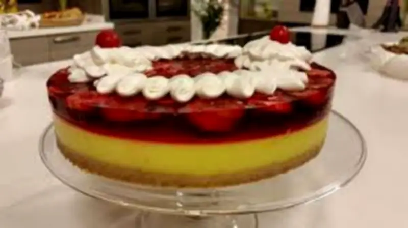 طريقة عمل كيكة كريمية بالفراولة والكاسترد بمكونات بسيطة