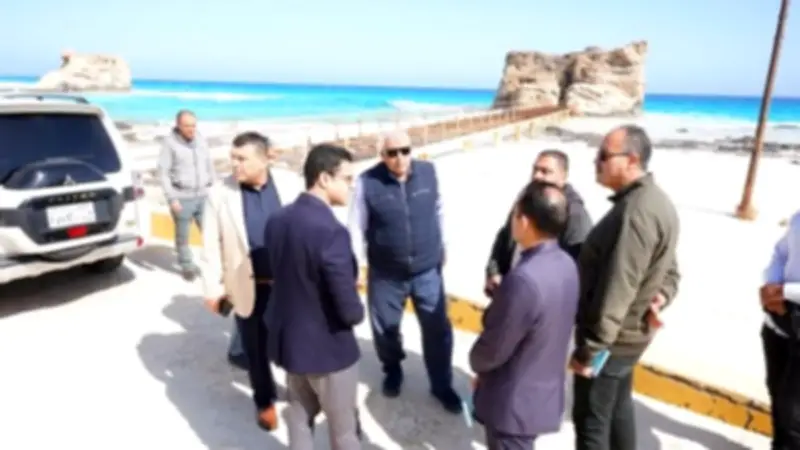 محافظ مطروح يتفقد مزار حمام كليوباترا وكورنيش الأبيض استعدادا للموسم الصيفي