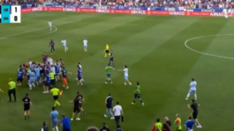 فوضى واشتباكات دامية تخيم على مواجهة ريال سرقسطة وهويسكا في دوري الدرجة الثانية الإسباني