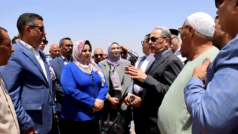 محافظ الإسماعيلية يتفقد محاور مرورية ومواقع مدارس ومجمع خدمات ومركز تكنولوجي