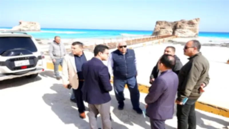 محافظ مطروح يتفقد حمام كليوباترا والأبيض استعداداً لموسم الصيف