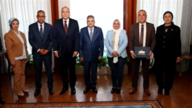 قناة السويس توقع بروتوكول تعاون مع تعليم الكبار لمحو الأمية