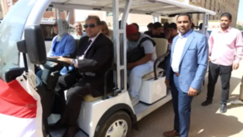 جامعة قنا تبدأ تشغيل حافلة كهربائية لذوي الاحتياجات الخاصة