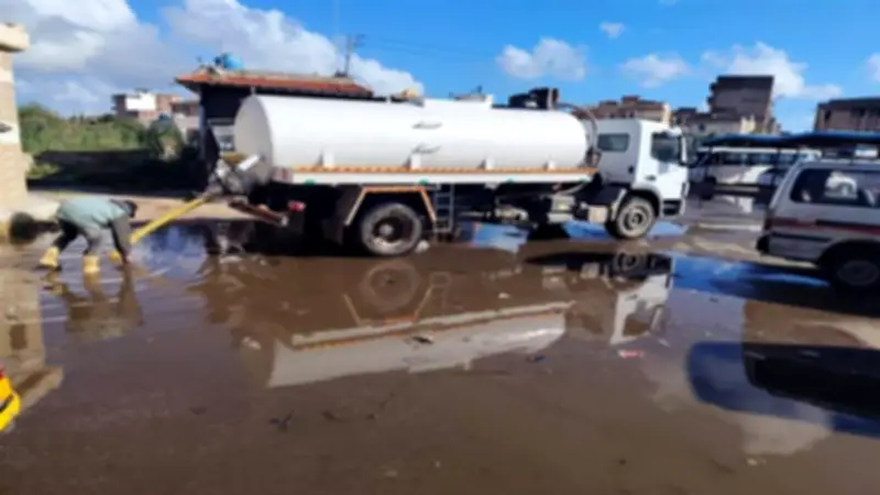 استمرار رفع تراكمات مياه الأمطار في بلطيم بكفر الشيخ لمواجهة الطقس السيئ