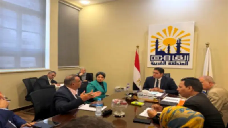 نائب محافظ القاهرة يوجه بسرعة رصف المحاور والشوارع المتهالكة