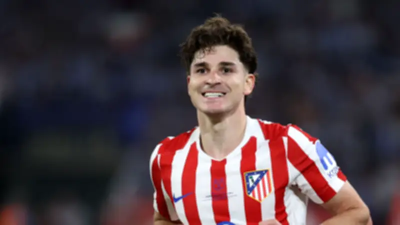 جوليان ألفاريز يرد على شائعات انتقاله إلى برشلونة ويكذبها