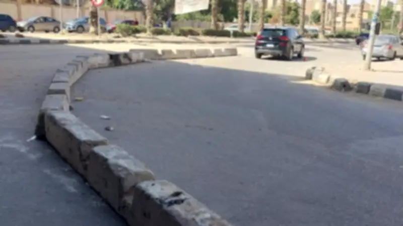 محافظة الجيزة تضع حواجز خرسانية بشارع الشيخ أحمد نصر لمنع السير عكس الاتجاه
