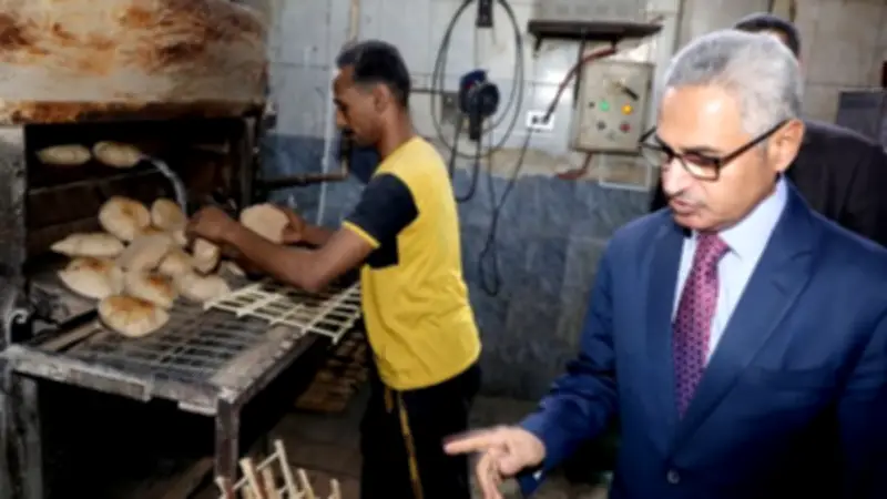 محافظ بني سويف يفاجئ مخبزًا بالحمرايا ويتفقد جودة الخبز