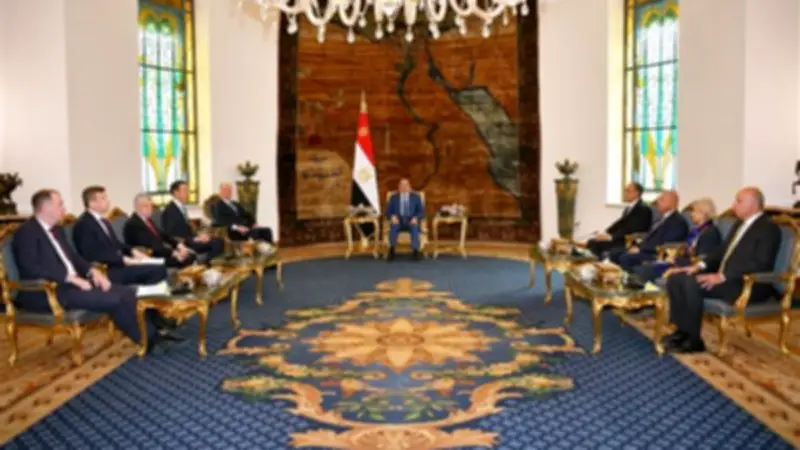 السيسي يستقبل مساعد بوتين ويشارك في تشييع والد مدبولي