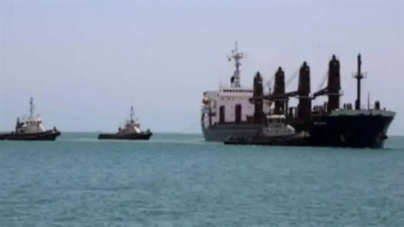 تقرير: الحوثيون يدرسون فرض رسوم عبور على السفن في باب المندب