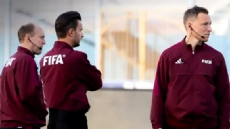 وصول طاقم تحكيم ألماني بقيادة شلاجر لملعب الدفاع الجوي لإدارة قمة الأهلي وبيراميدز