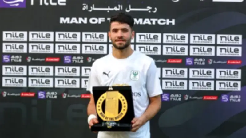 منذر طمين يتوج بجائزة أفضل لاعب في مباراة المصري وسموحة بالدوري