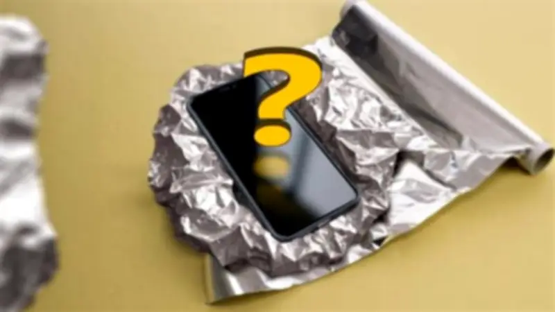 مفاجأة غير متوقعة.. ماذا يحدث لهاتفك عند تغليفه بورق الألومنيوم؟