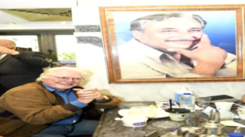 سر زيارة حسين فهمي لمطعم كشري مع فريق مهرجان القاهرة السينمائي