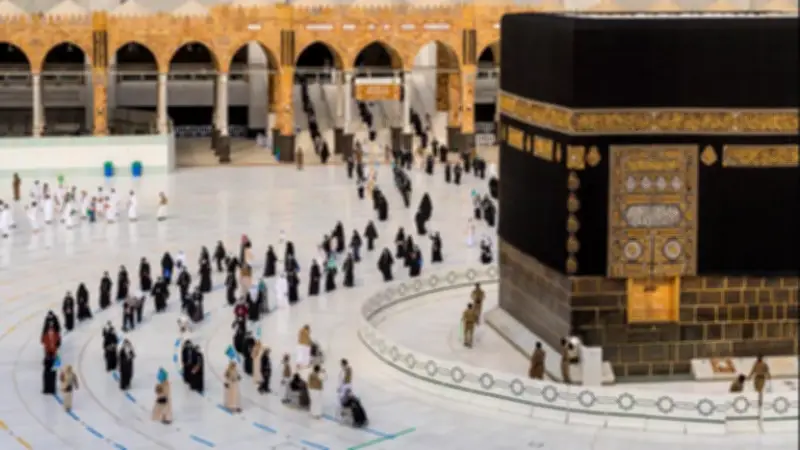 لماذا الطواف عكس عقارب الساعة؟ عالم بالأوقاف يكشف دلالاته الروحية