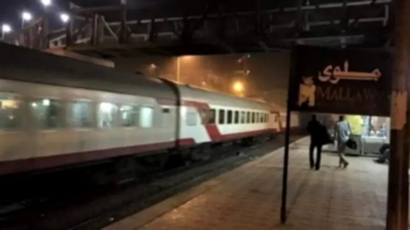 استئناف حركة قطار القاهرة - أسوان بعد فصل العربة المتضررة بمحطة ملوي