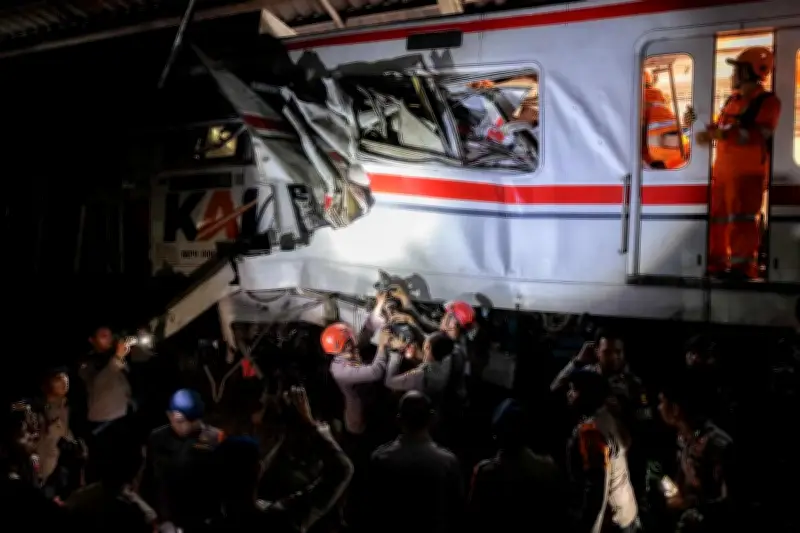 حادث تصادم مروع بين قطارين في جاكارتا يودي بحياة وإصابة العشرات