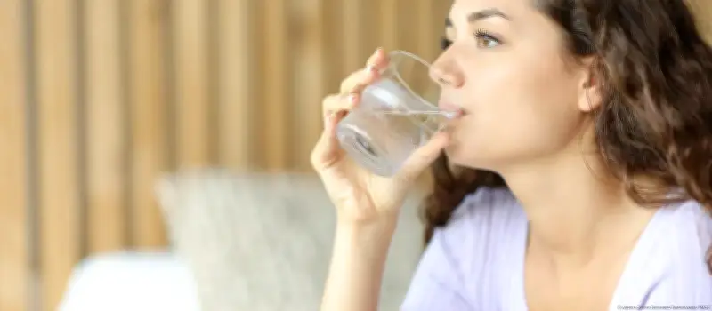 شرب الماء فور الاستيقاظ: عادة بسيطة تزيد نشاطك وتعزز صحتك في الصباح