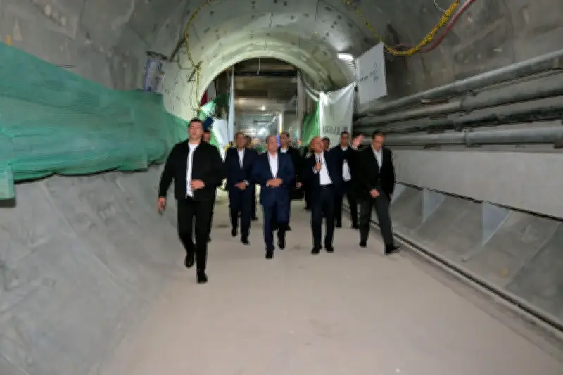 الرئيس السيسي يتفقد الأعمال الإنشائية لمشروع محطة مترو الأهرامات