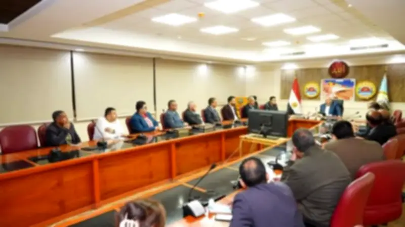 محافظ مطروح يجتمع مع رؤساء النقابات المهنية لتحسين الخدمات