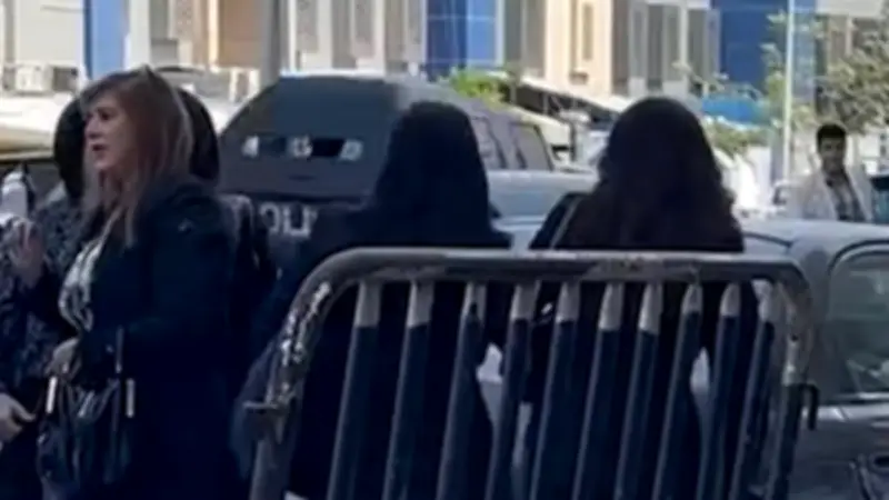 أسرة ميدو تصل لمحكمة الطفل بالأميرية لحضور محاكمة ابنه في قضية مخدرات