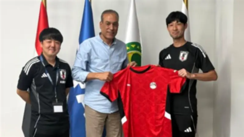 أمين اتحاد الكرة يستقبل بعثة منتخب اليابان للناشئين في القاهرة