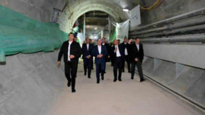 الرئيس السيسي يتفقد محطة الأهرامات ويوجه بسرعة إنجاز الخط الرابع لمترو الأنفاق