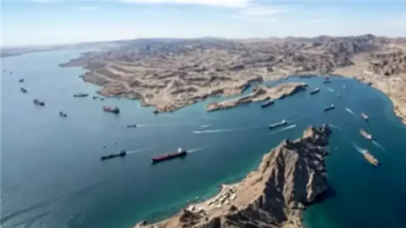 إيران تعرض صفقة على أمريكا: رفع الحصار مقابل فتح مضيق هرمز