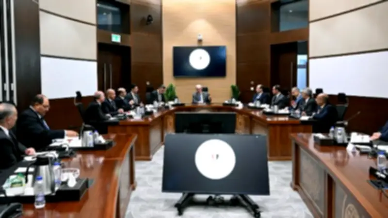 نائب رئيس الوزراء يتابع توفير الدولار لمستلزمات الإنتاج واستقرار سلاسل الإمداد