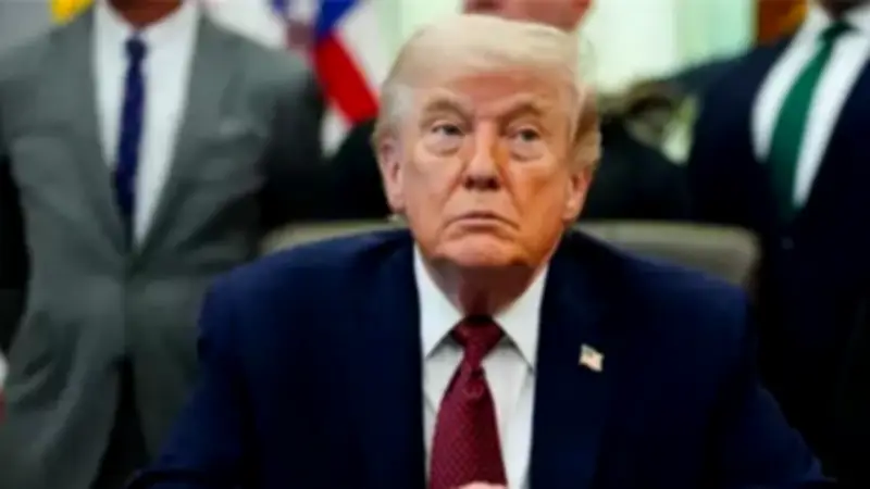 ترامب يكشف: إيران في حالة انهيار وتطلب فتح مضيق هرمز