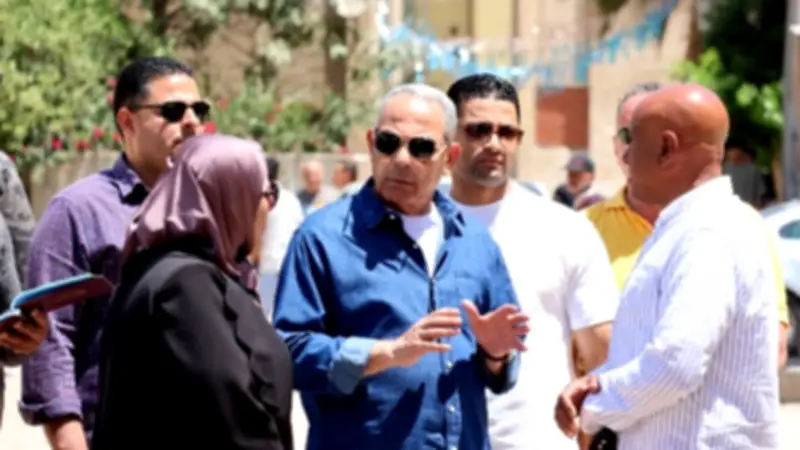 محافظ الإسماعيلية يتفقد منطقة العمارات ويبحث حلول المشكلات مع السكان