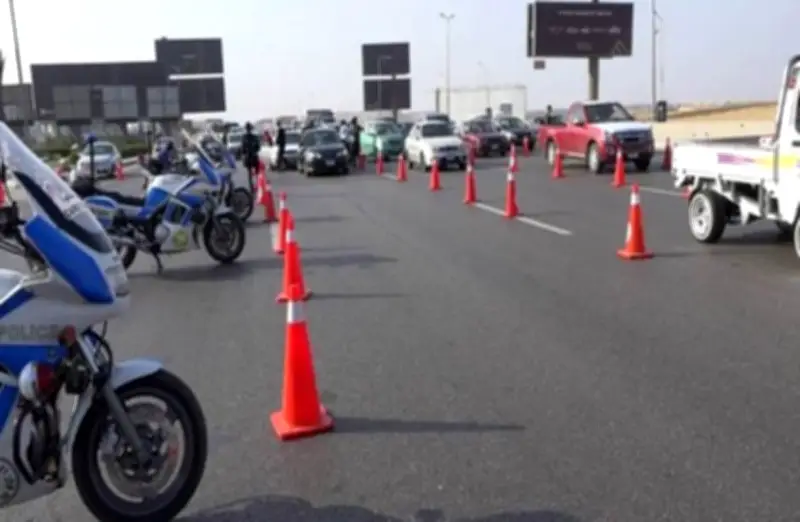 مرور الجيزة يعلن تحويلات مرورية بطريق أسوان الزراعي لرفع كمر القطار الكهربائي