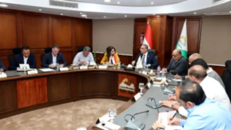 محافظ الجيزة يعيد توزيع معدات وعمال النظافة حسب احتياجات الأحياء والكثافة السكانية