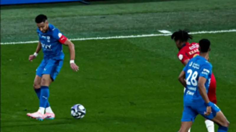 الهلال يتقدم على ضمك بهدف سافيتش في الشوط الأول بالدوري السعودي