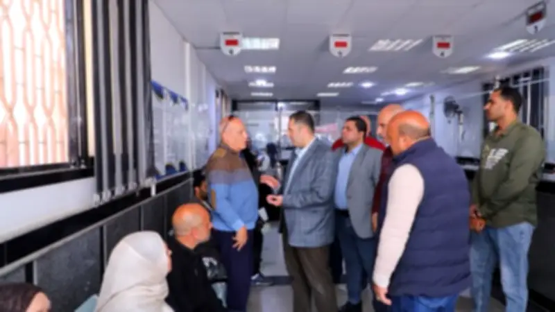 محافظ دمياط يلتقي المواطنين في رأس البر ويتابع الخدمات