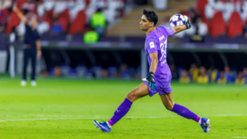 خبير تحكيمي يوضح حقيقة ركلة جزاء ضمك ضد الهلال وبونو