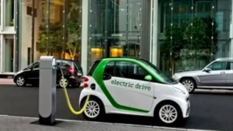 أضرار بيئية وتحديات تواجه السيارات الكهربائية رغم انتشارها