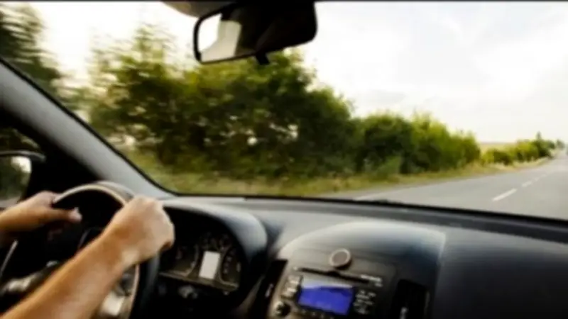 عادات خاطئة أثناء قيادة السيارات: احذرها لحماية حياتك وسيارتك