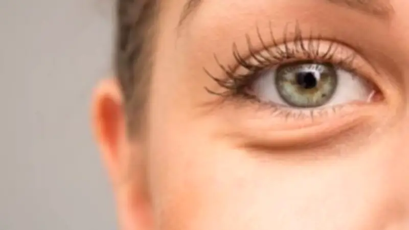 وصفات طبيعية لتفتيح منطقة العين: من شرائح الخيار لماء الورد