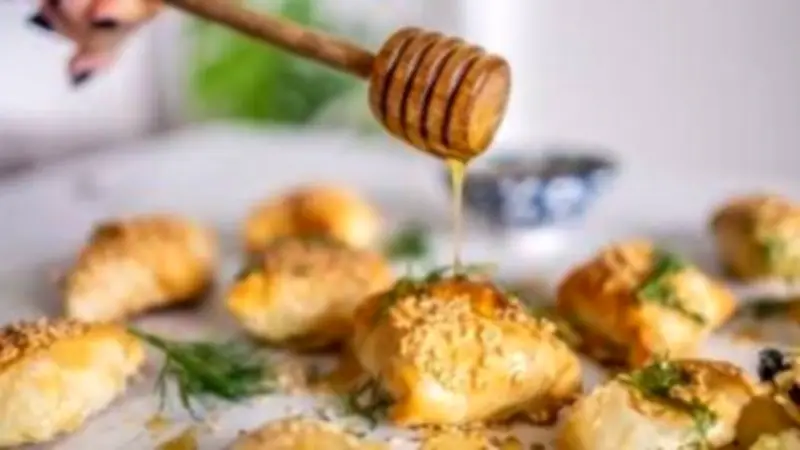 طريقة عمل فطائر بالجبن والسمسم والعسل الهشة للأطفال