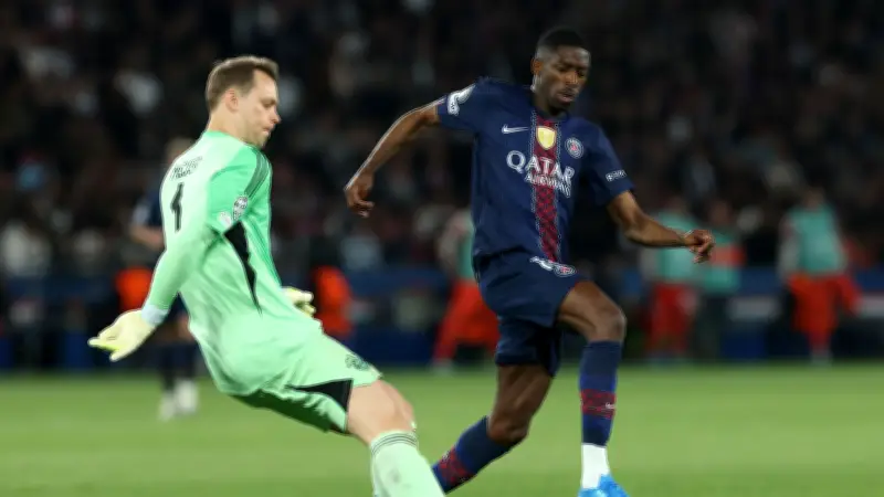 جامع كرات يثير دهشة نوير بتصرف غريب في خسارة بايرن ميونخ